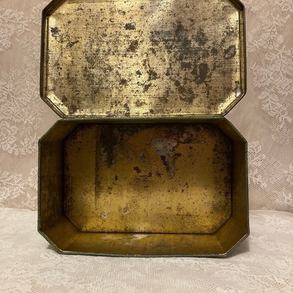 PRICE REDUCTION English Cottage Scene Vintage Tin Box Made in England - Picture 9 of 12